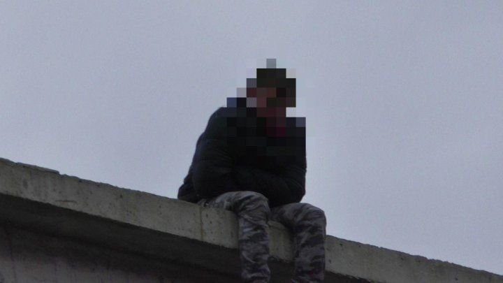 Молодой человек попытался спрыгнуть с крыши строящегося дома в Оргееве