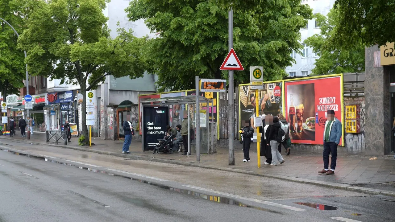 Un sirian l-a înjunghiat pe un pasager în gât la o stație de autobuz din Berlin, apoi a atacat o femeie