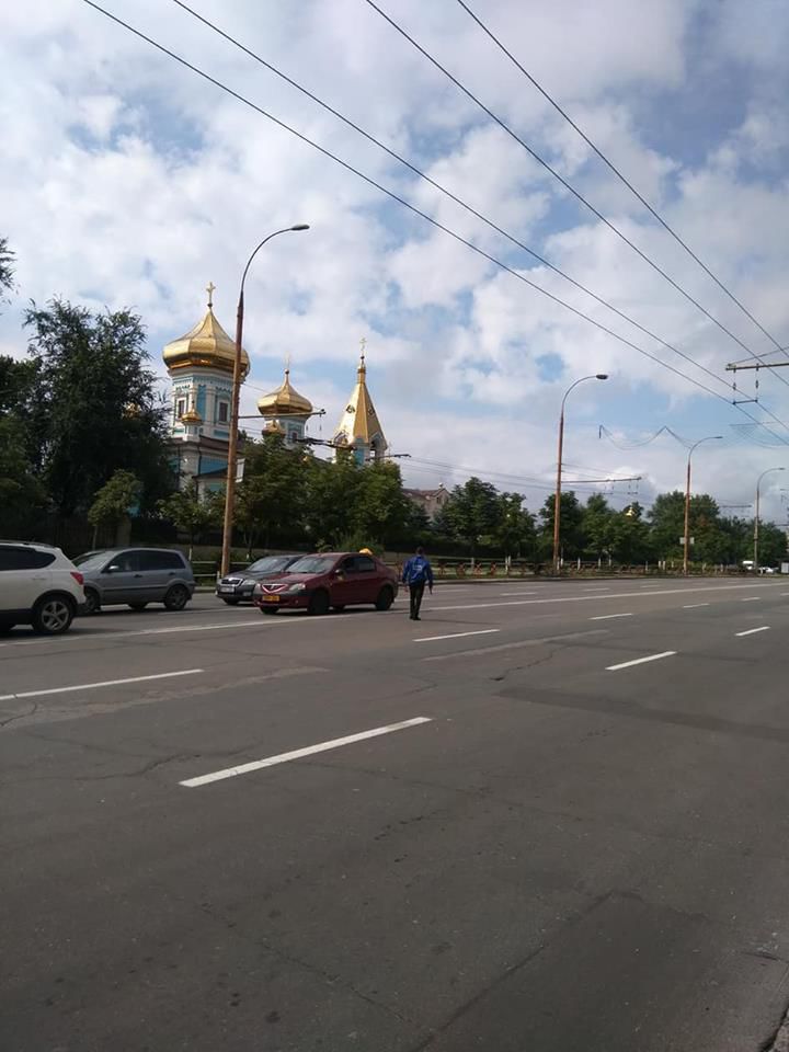 По улицам Кишинева разгуливал мужчина с пистолетом и флагом РМ в руках