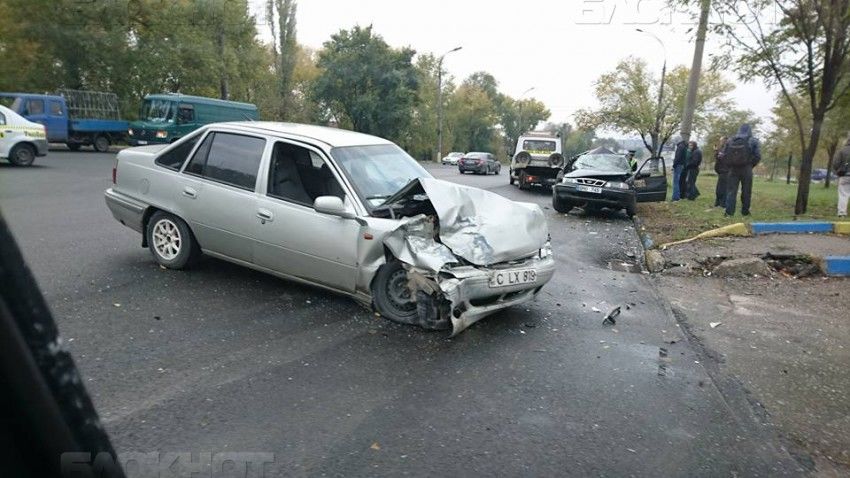 В результате аварии на Чеканах две машины оказались серьезно разбиты