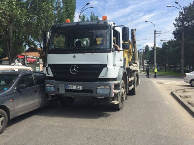 A incercat sa evite un accident si a lovit o alta masina. O strada din centrul capitalei, paralizata in urma unui dublu accident
