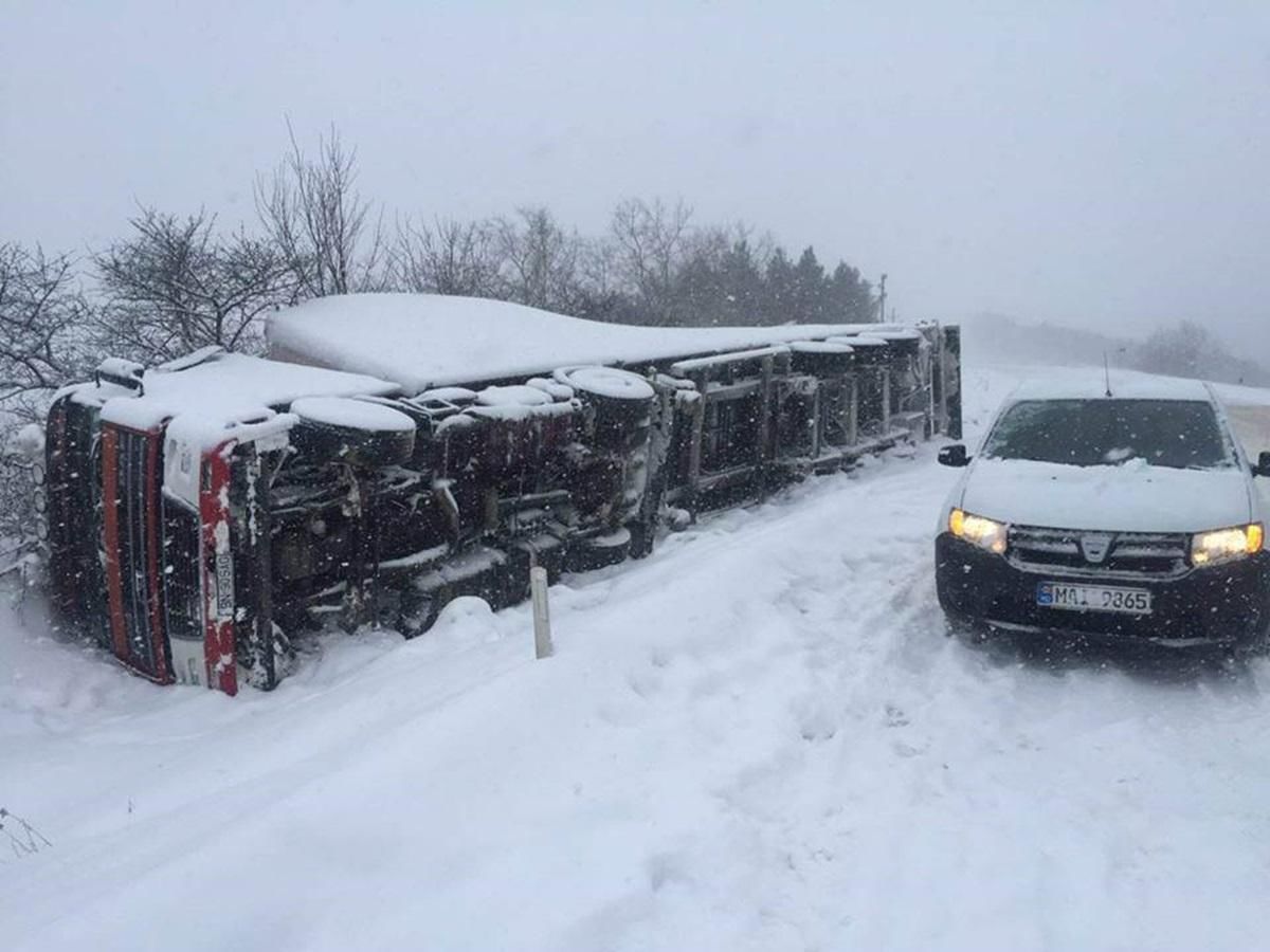 Un camion răsturnat zace sub zăpadă la Nisporeni
