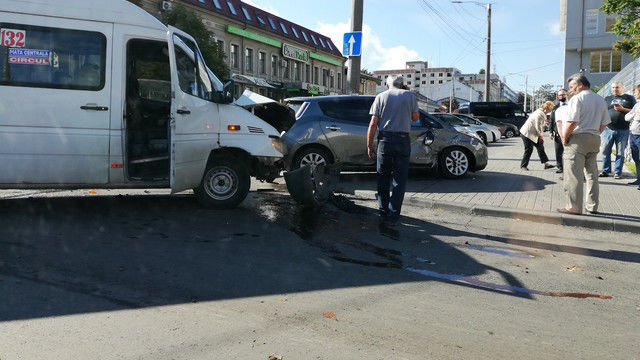 В Кишинёве столкнулись легковой автомобиль и маршрутка: есть пострадавшие