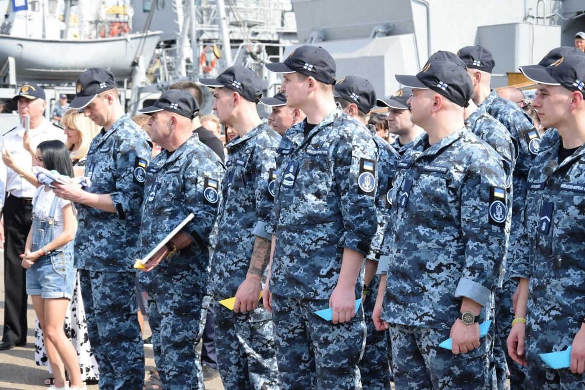 Освобожденные из российского плена моряки вернулись домой в Одессу