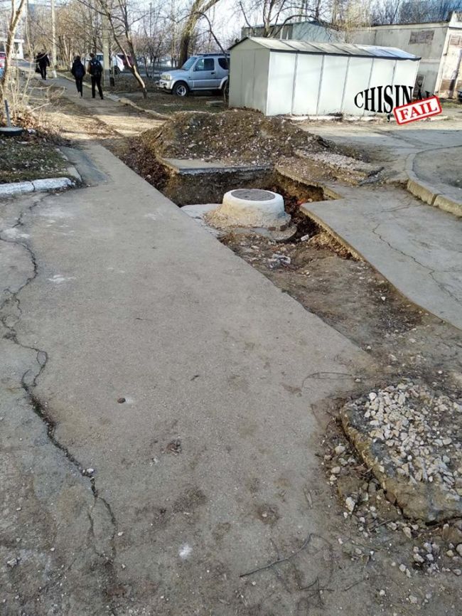 На Чеканах посреди двора образовалась огромная яма