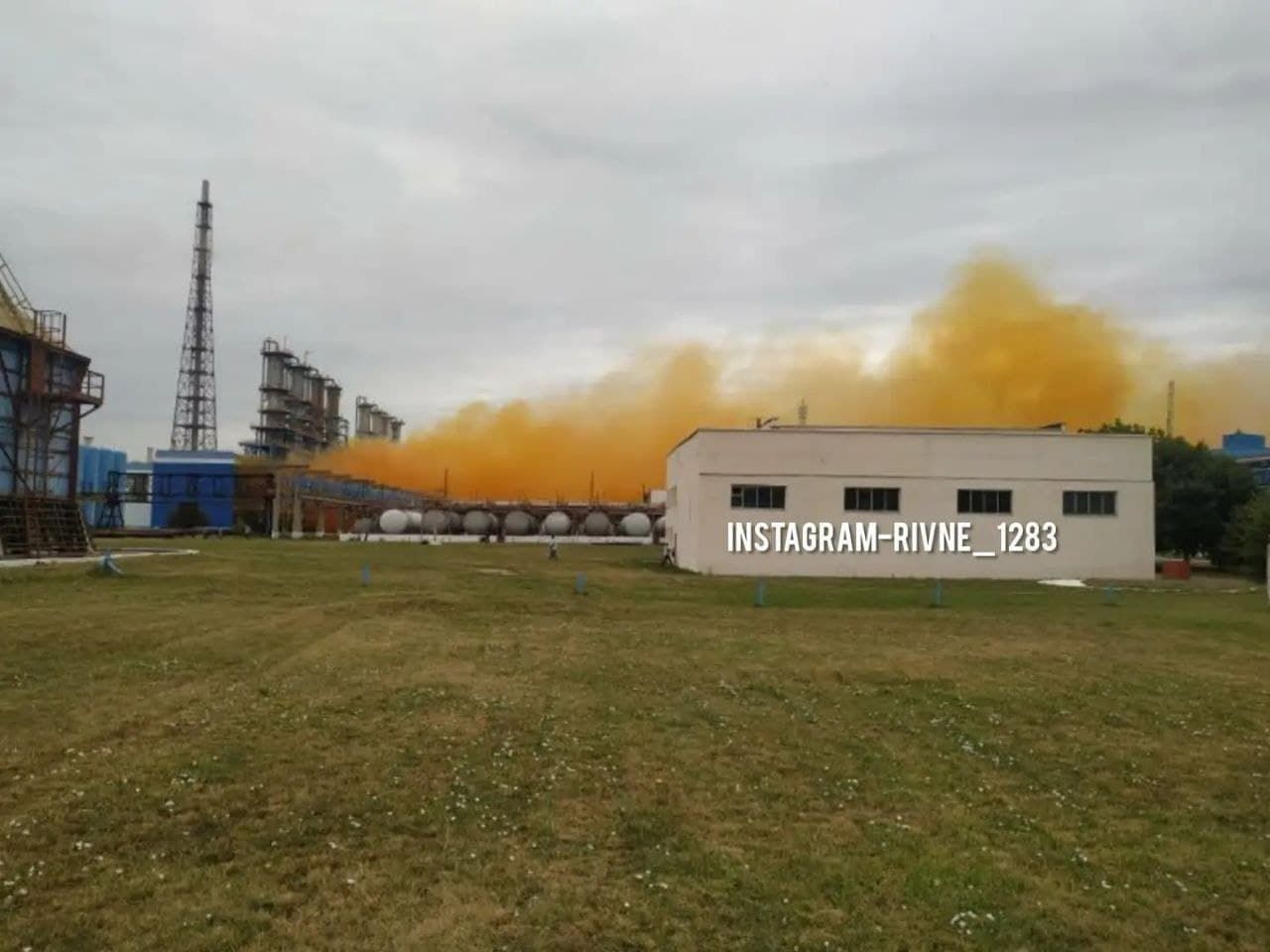На одном из крупнейших химзаводов Украины "Ровноазот" произошел взрыв и пожар
