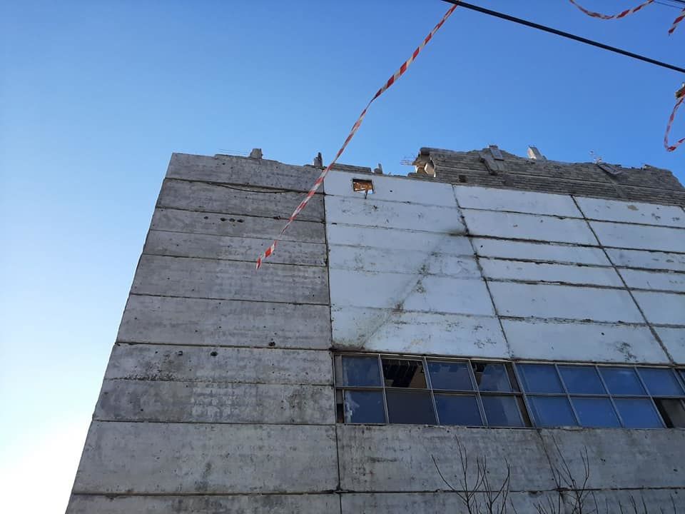 На Чеканах ведутся работы по сносу аварийного здания