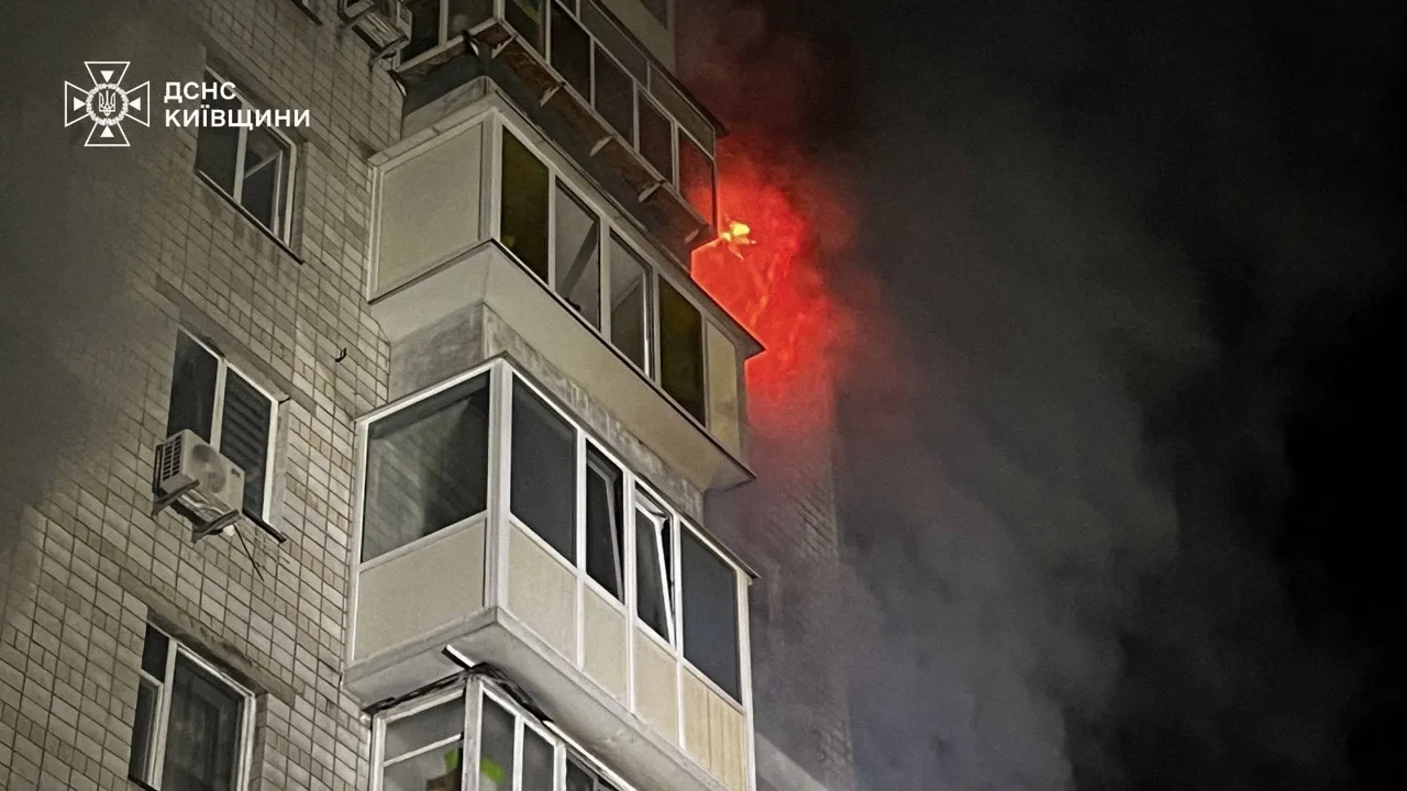 Дроны РФ атаковали Киевскую область: загорелась многоэтажка
