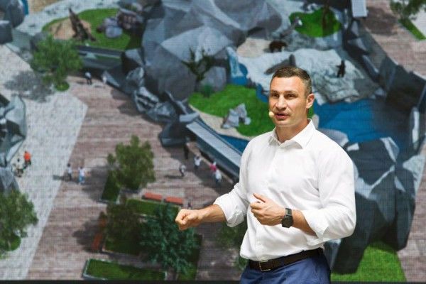 Кличко со львенком на руках показал, каким будет киевский зоопарк