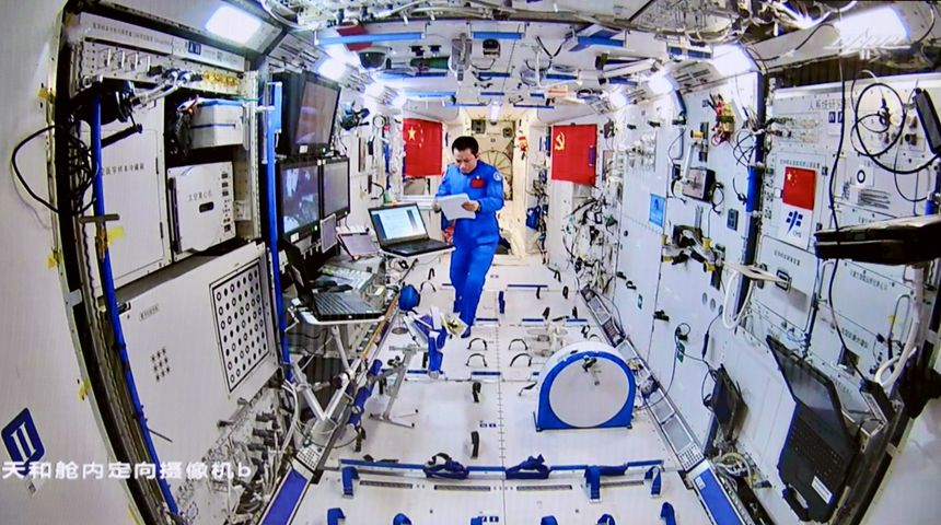 Китайские космонавты вышли в открытый космос