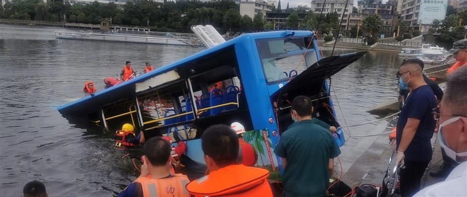 В Китае автобус со школьниками упал в водохранилище