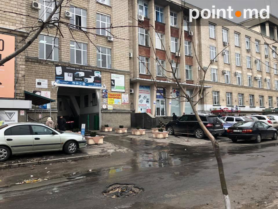 Noua metodă de a astupa găurile asfaltului din Capitală: Cu încălţăminte