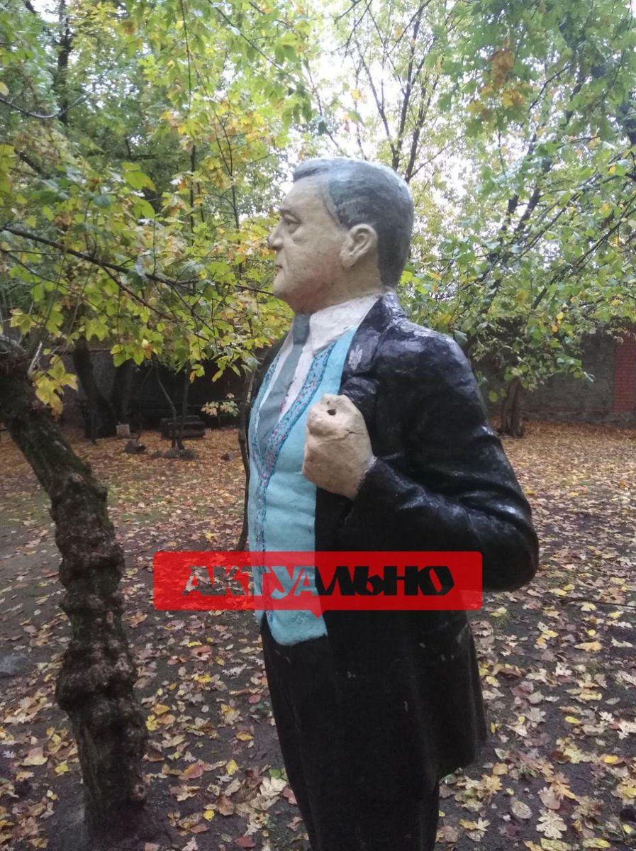 В Запорожье появился памятник Порошенко