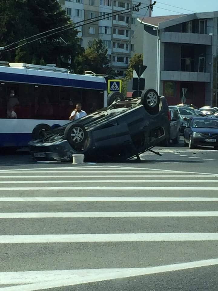 На Чеканах произошло ДТП, в результате которого перевернулся автомобиль