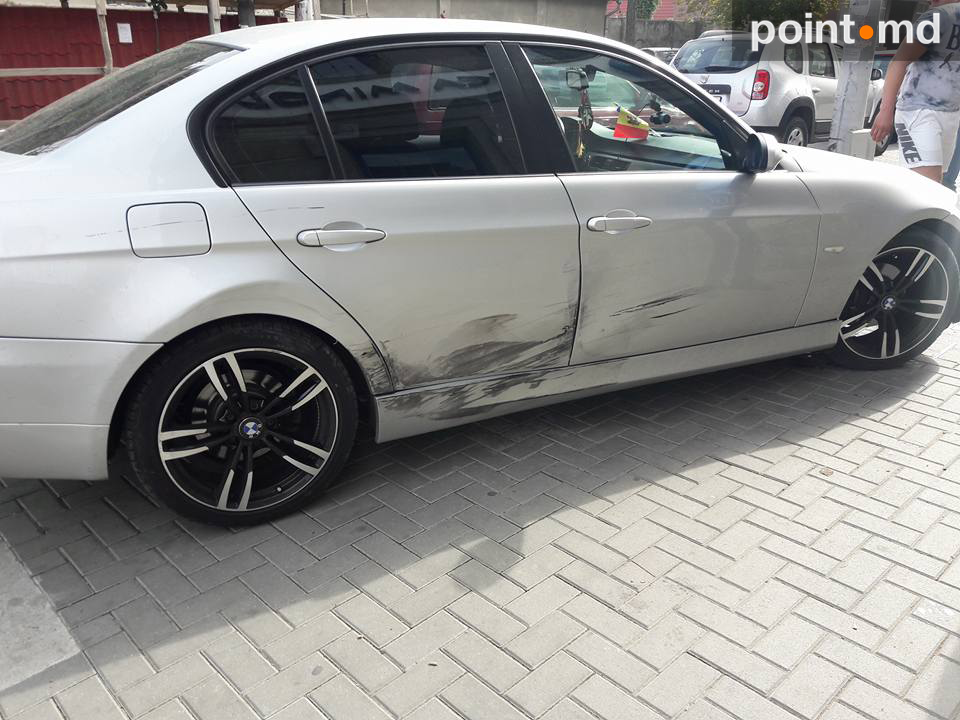 Accident stupid: O mașină, avariată de scările unei clădiri