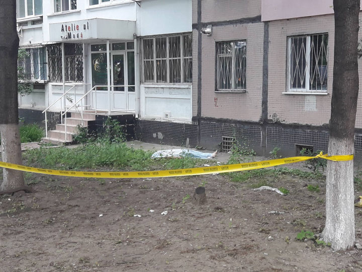 Tragedia zilei: Un tânăr s-a aruncat de la etajul șase al unui bloc din Capitală