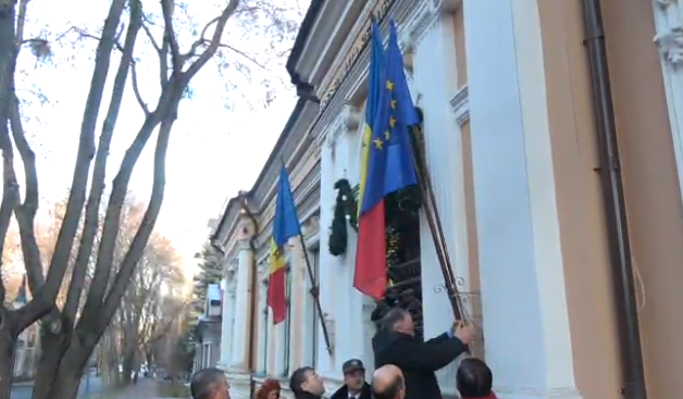 Deputații Partidului Liberal arborează drapelul UE la sediul Președinției