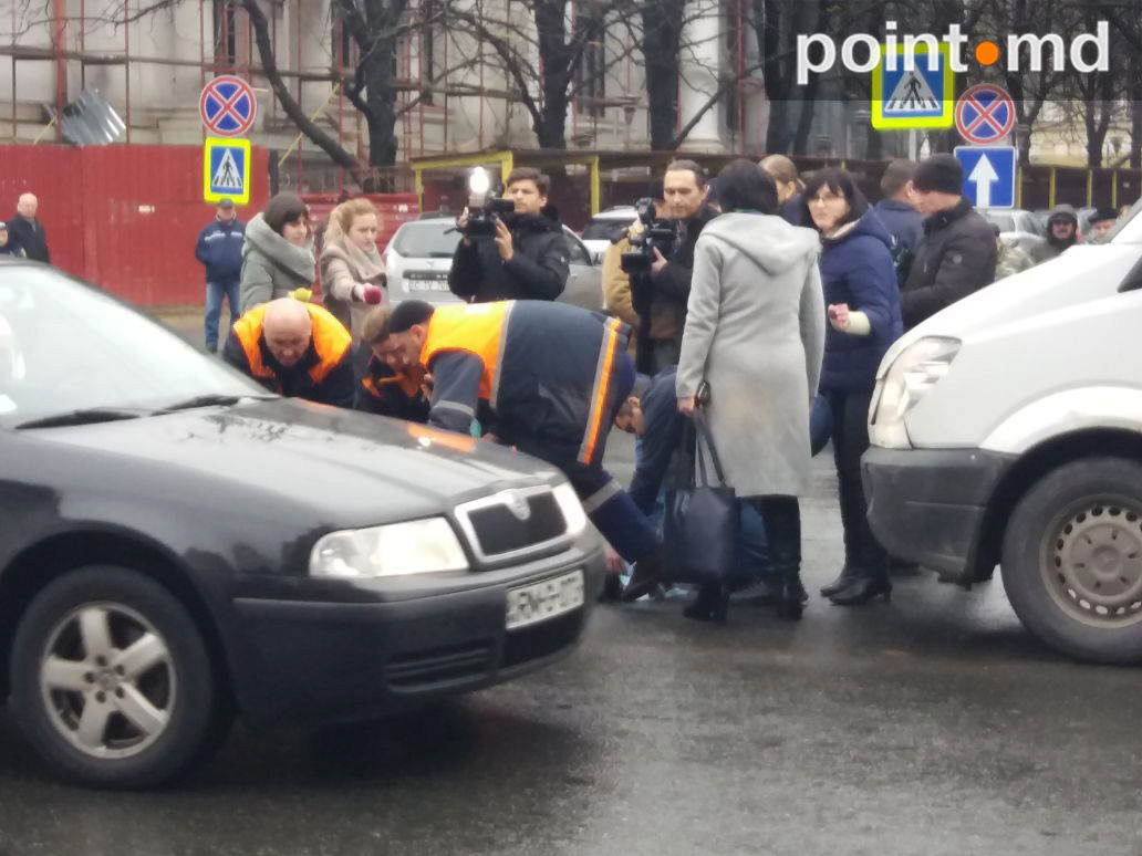 Accident grav în Capitală. O femeie, lovită în fața Primăriei