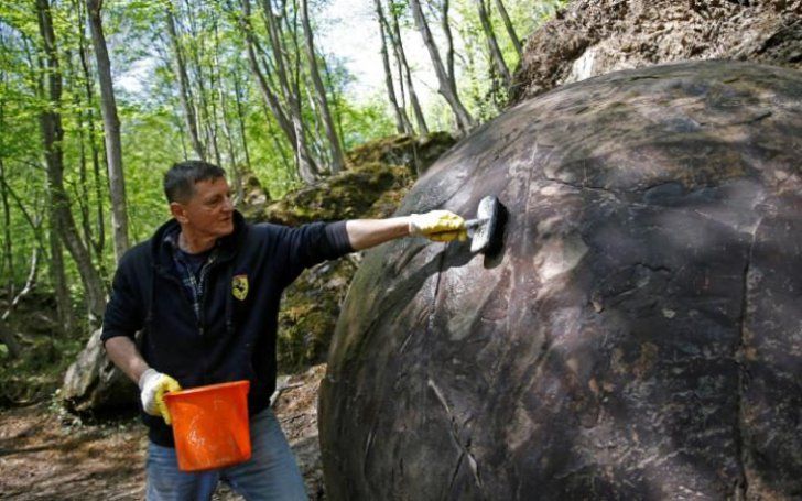 A declanșat o isterie pe net. Sferă gigantică, dezgropată într-o pădure