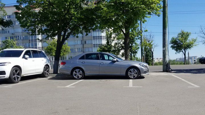 Столичный водитель на "Мерседесе" занял сразу три парковочных места
