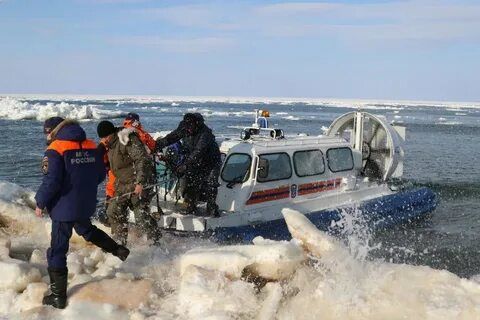 На юге Сахалина оторвало от берега льдину с шестью сотнями рыбаков