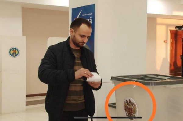 В Комрате избиратели опускали бюллетени в урну с гербом России