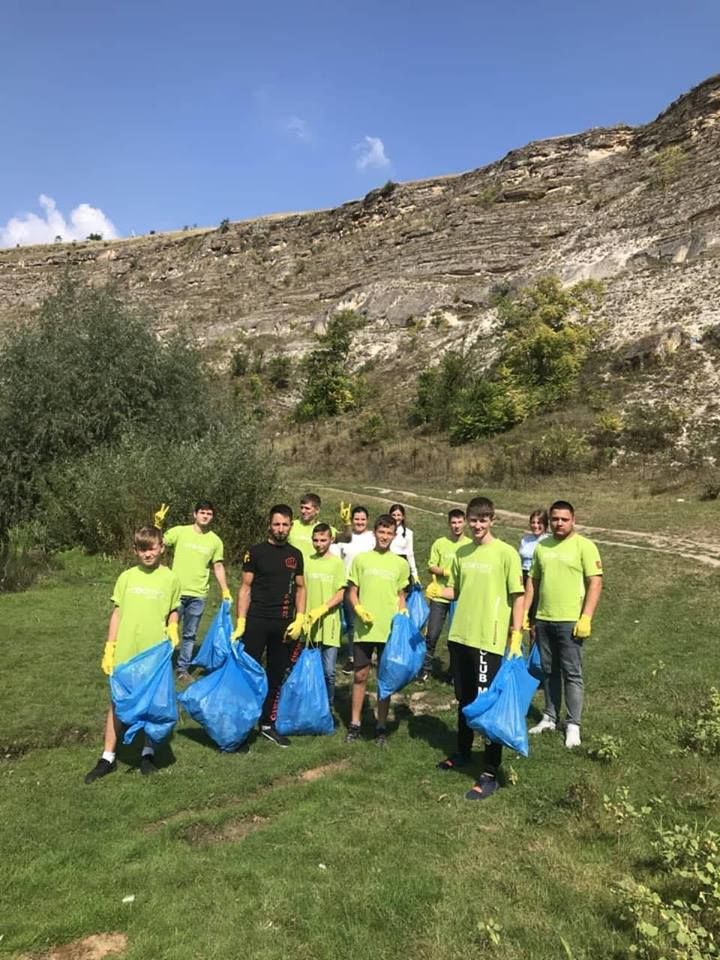 Граждане мобилизовались, чтобы очистить страну от мусора