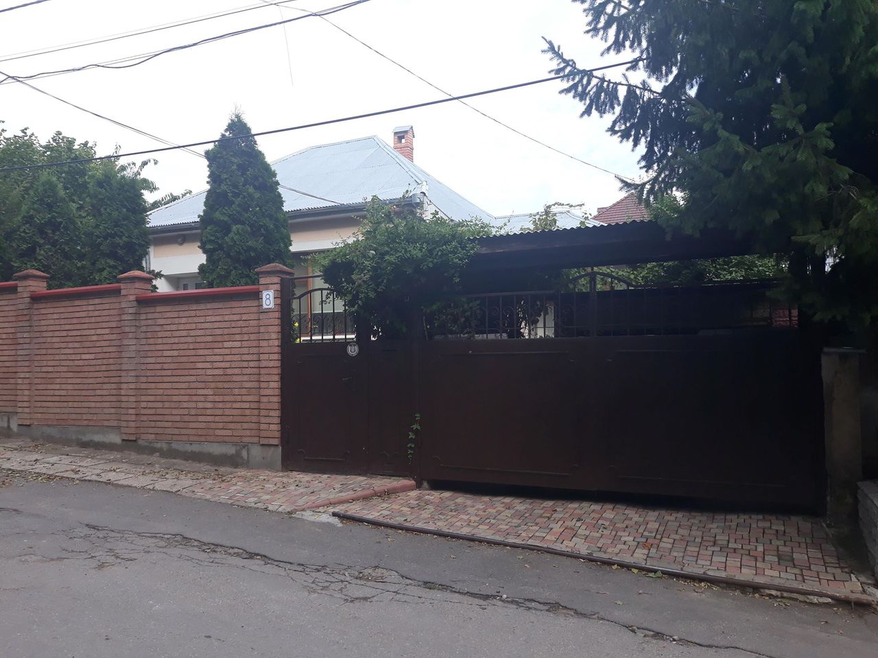Задержанный главврач РЦМД, у которого в сейфах нашли миллионы, живет в скромном доме