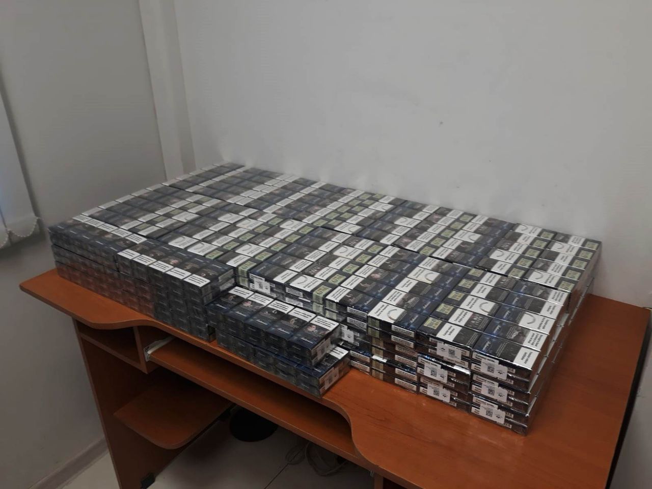 Пассажир намеревался улететь в Варшаву с набитым сигаретами чемоданом