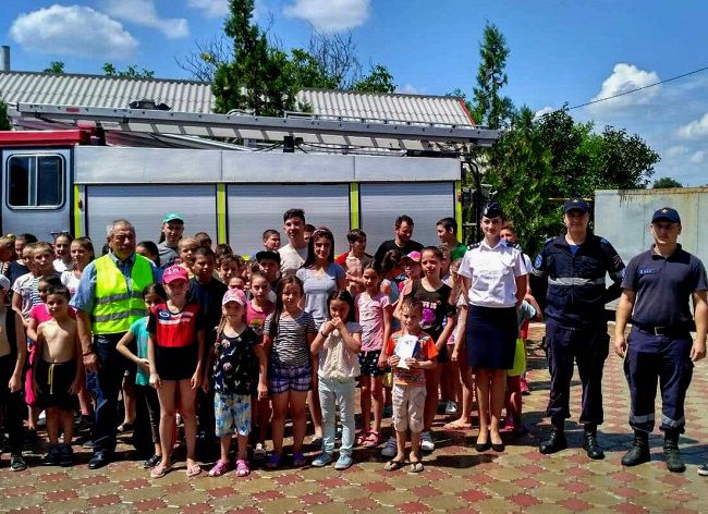 Спасатели обучили детей в лагерях правилам пожарной безопасности