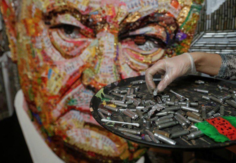 Украинская художница собрала портрет Порошенко из обёрток Roshen и гильз
