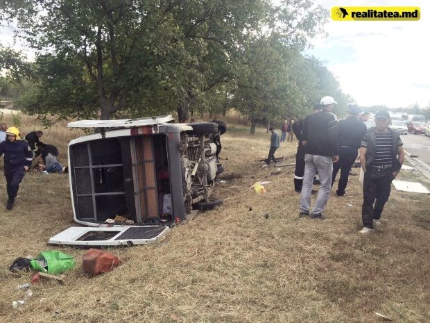 Un microbuz de pe ruta Chişinău - Cahul s-a răsturnat. Sunt răniţi