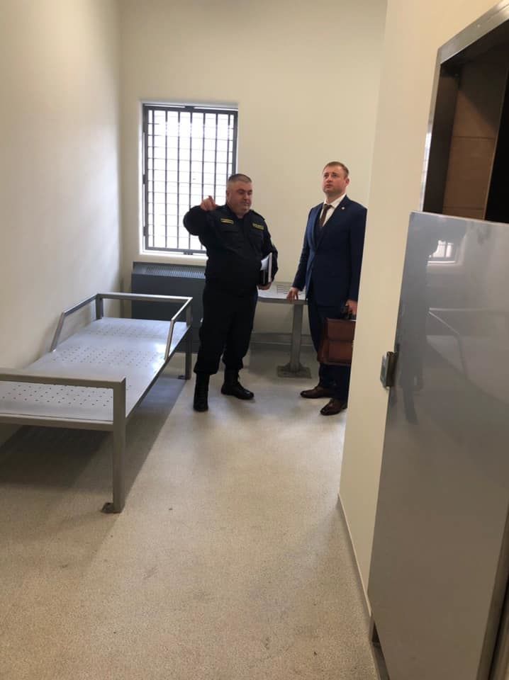 Полиция представила отремонтированные изоляторы временного содержания