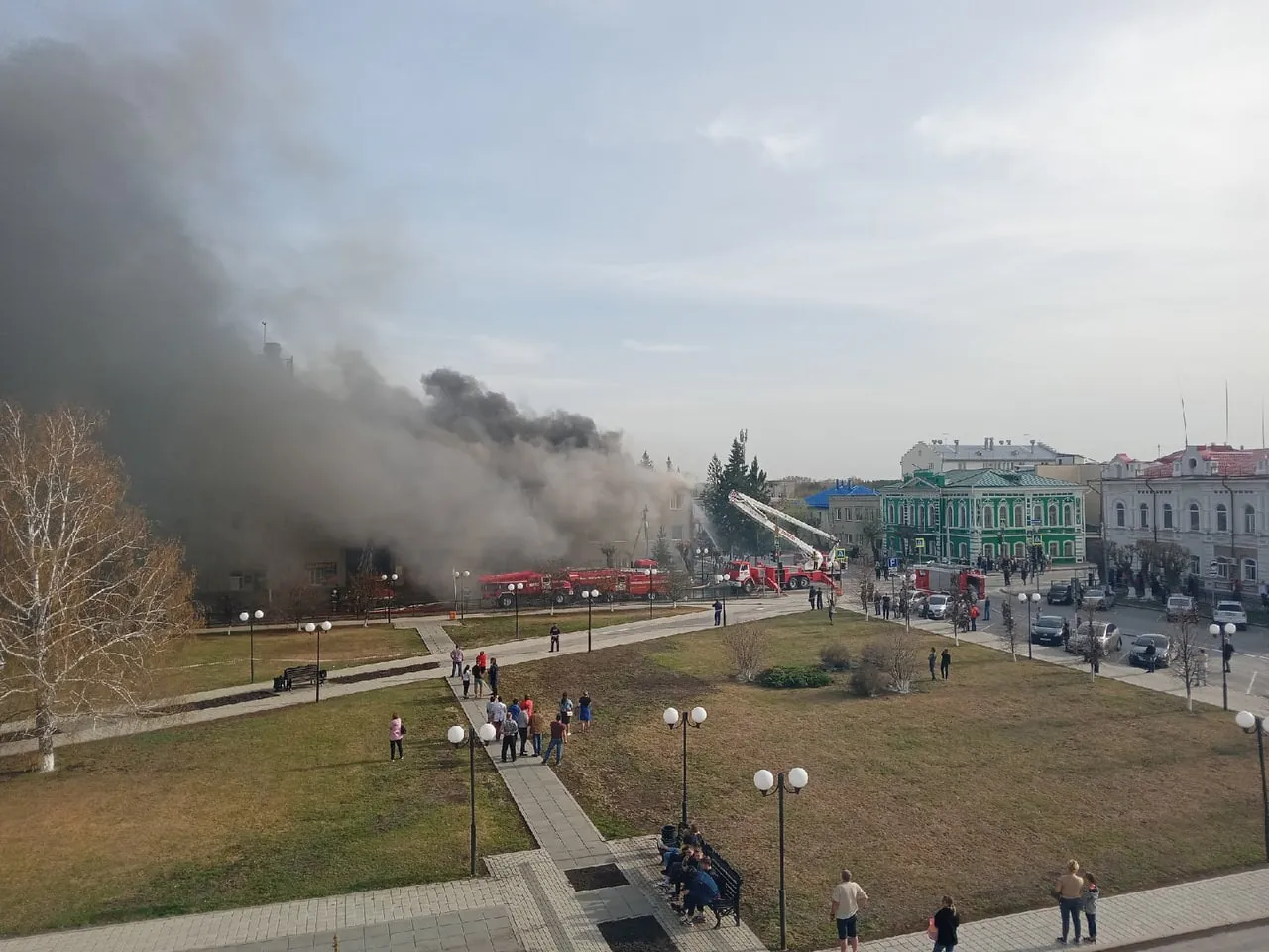 В тюменском Ишиме загорелась крыша торгово-выставочного центра