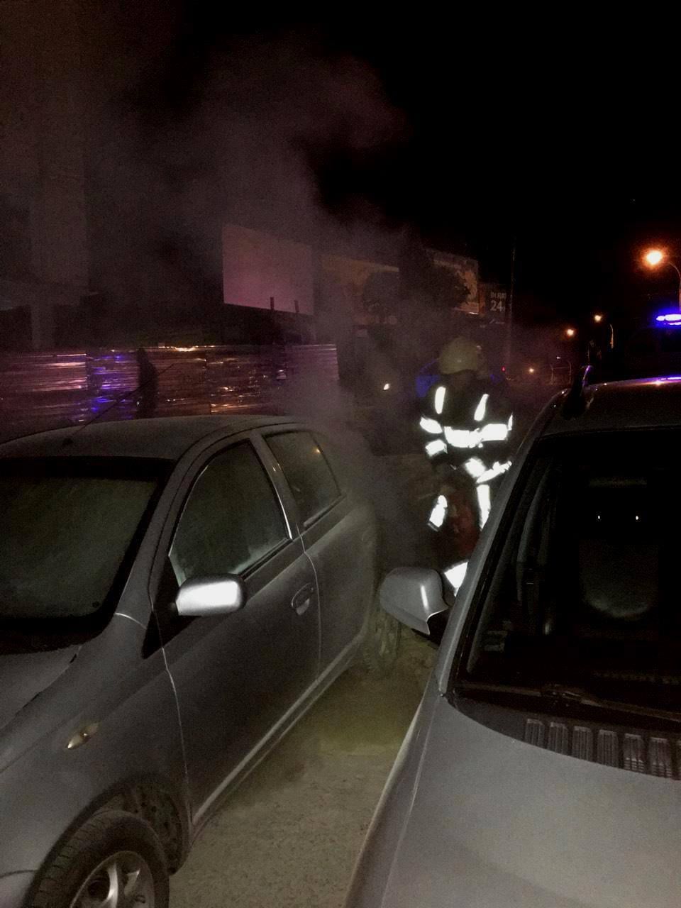 На двух парковках Кишинева произошли пожары