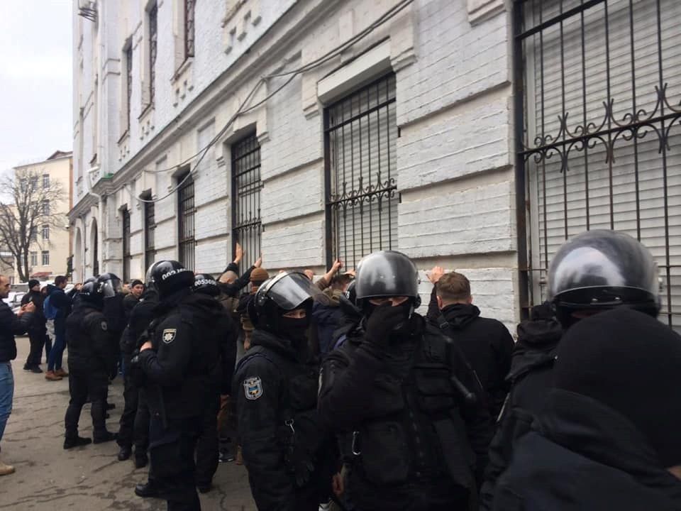 В Киеве произошли массовые стычки активистов с полицией: десятки задержанных