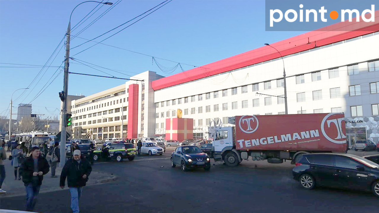 В столице произошло цепное ДТП с участием полицейской машины, такси и грузовика
