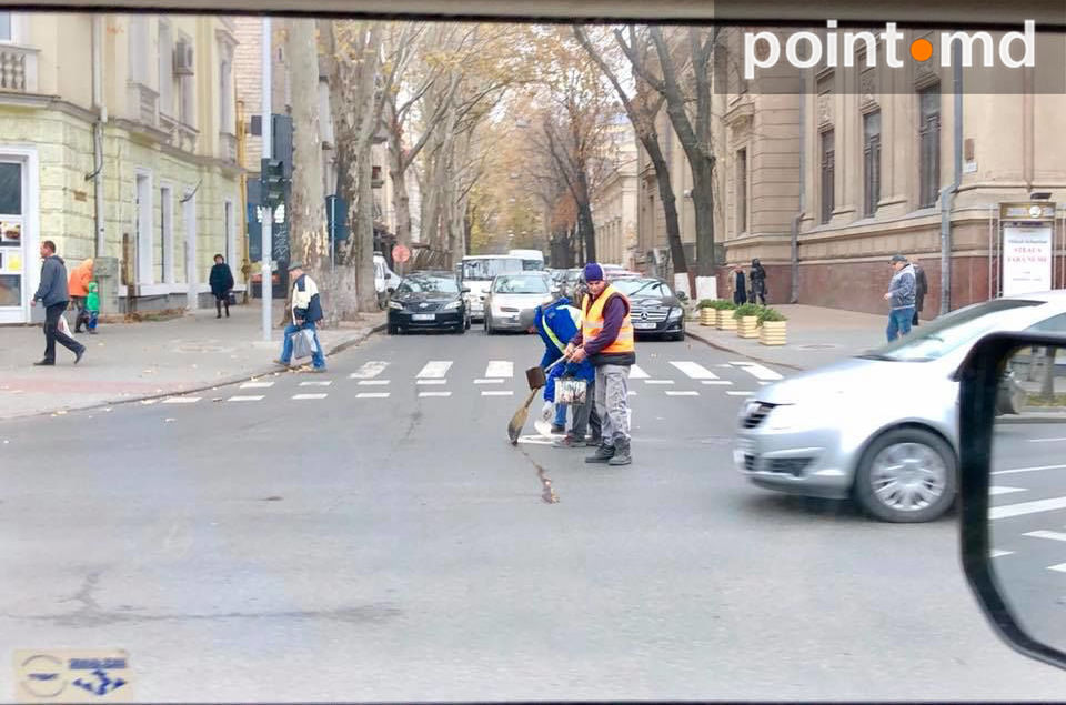 Новое дорожное покрытие центральной улицы ремонтируют странными методами
