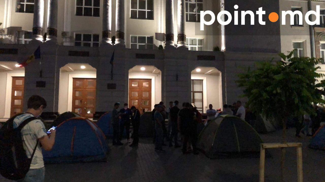 Цуцу и еще несколько спортсменов устанавливают палатки перед Генпрокуратурой