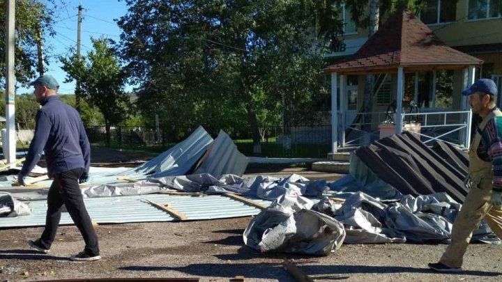 В Сорокском районе сорвало крышу сельской мэрии