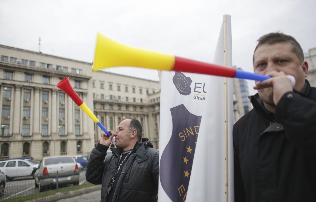В Румынии полицейские протестуют у здания МВД