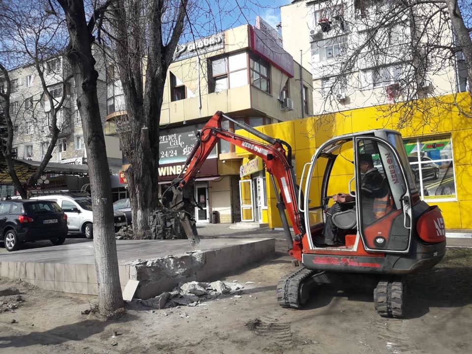 Киоски продолжают убирать с улиц Кишинева
