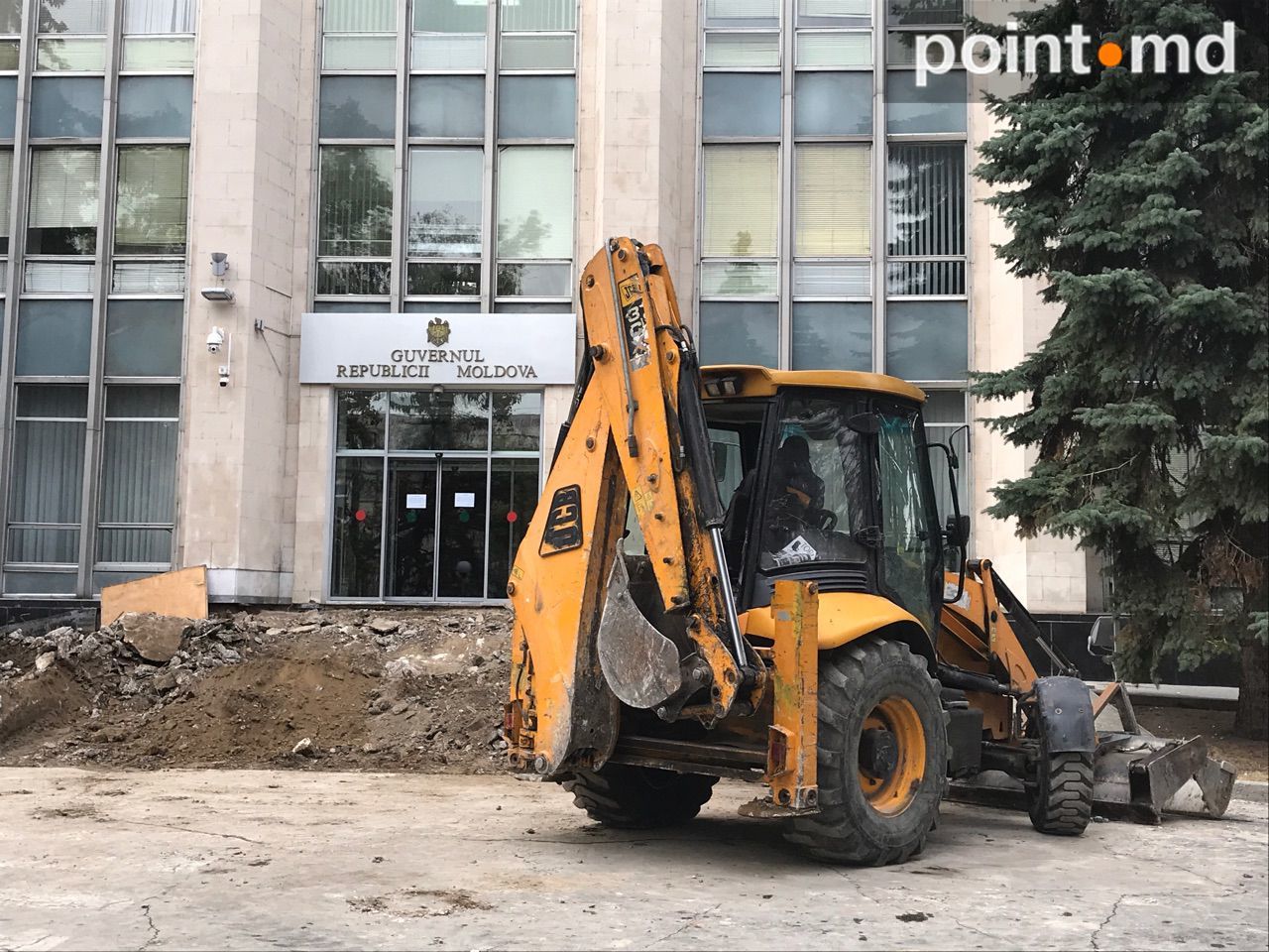 Ремонт перед зданием Правительства идет полным ходом
