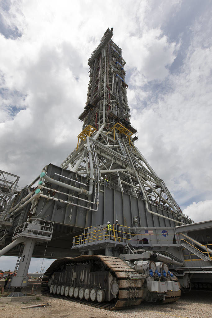 Первая женщина на Луне: NASA отложило испытания ракеты и корабля