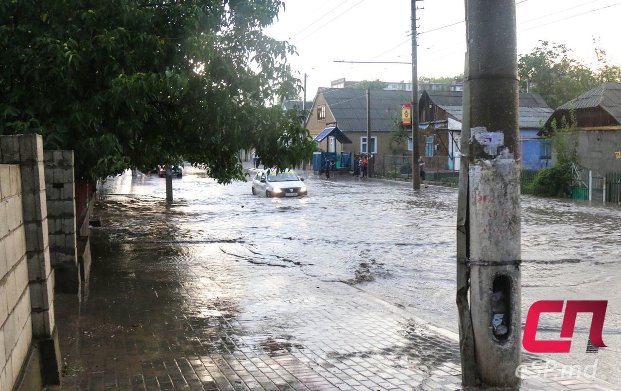 В Бельцах прошёл сильный ливень: машины глохли в воде