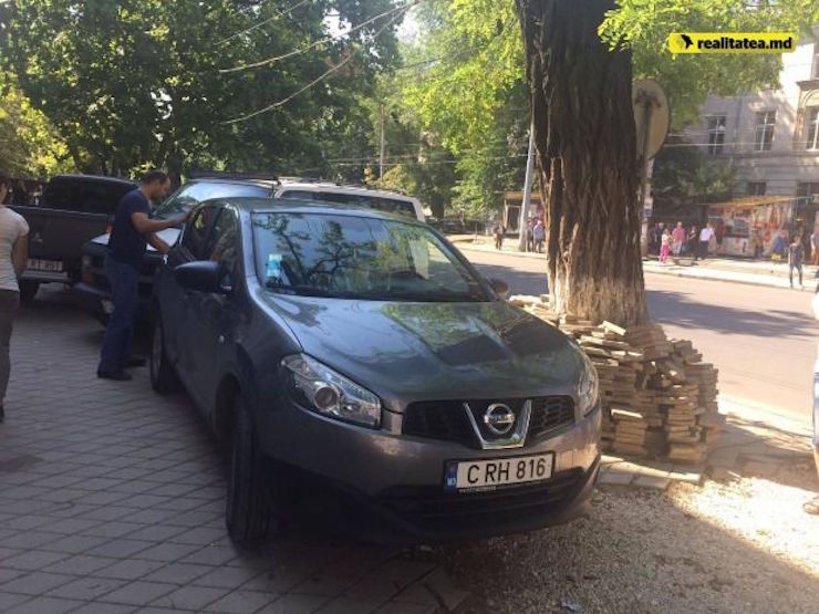 Тротуары на бульваре Штефана чел Маре становятся полностью непроходимыми