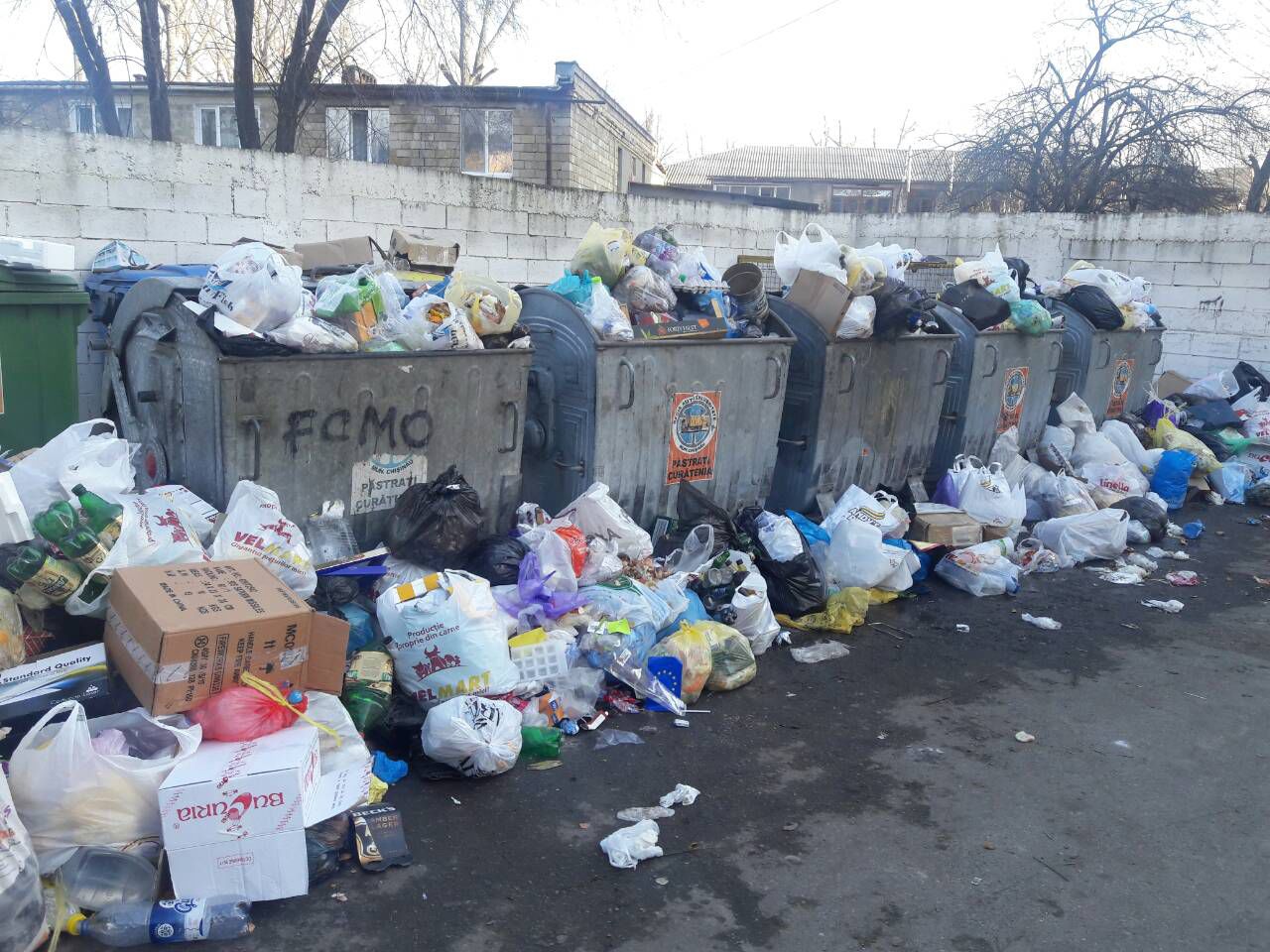 Жители Кишинева жалуются на невывезенный со дворов мусор