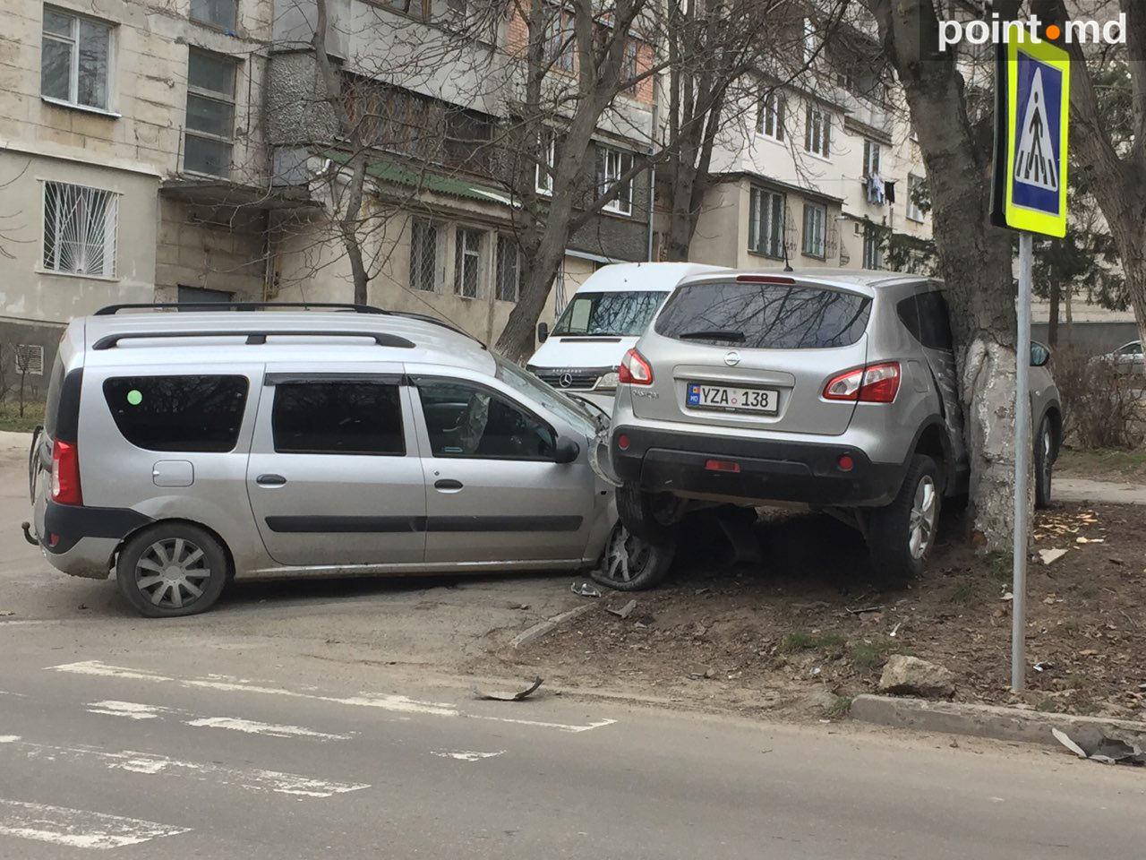 Accident în Capitală: O Dacia a luat un Nissan pe capotă
