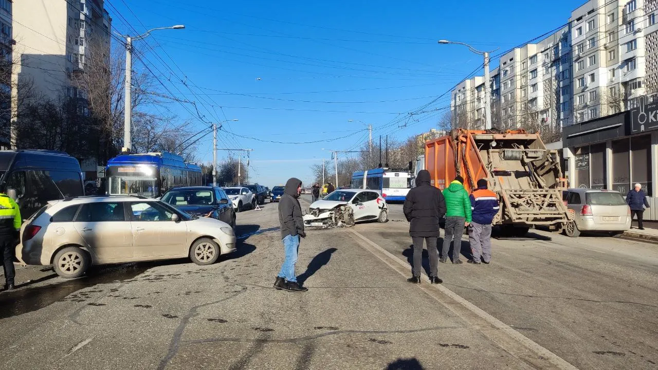 В Кишиневе произошло серьезное ДТП с участием мусоровоза