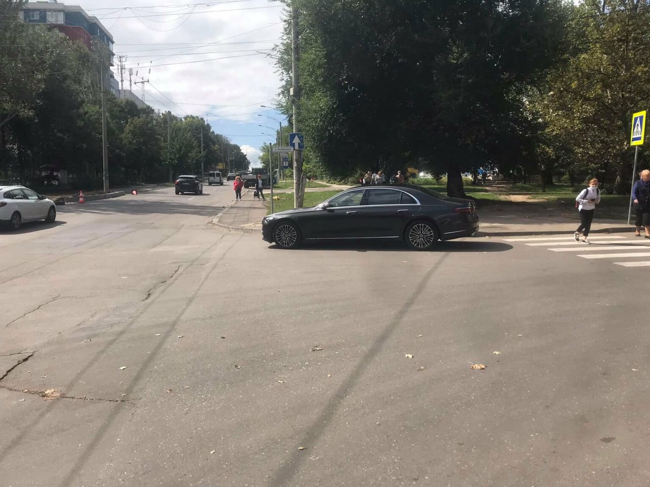 В Кишиневе Mercedes с румынскими номерами припарковался прямо на перекрестке